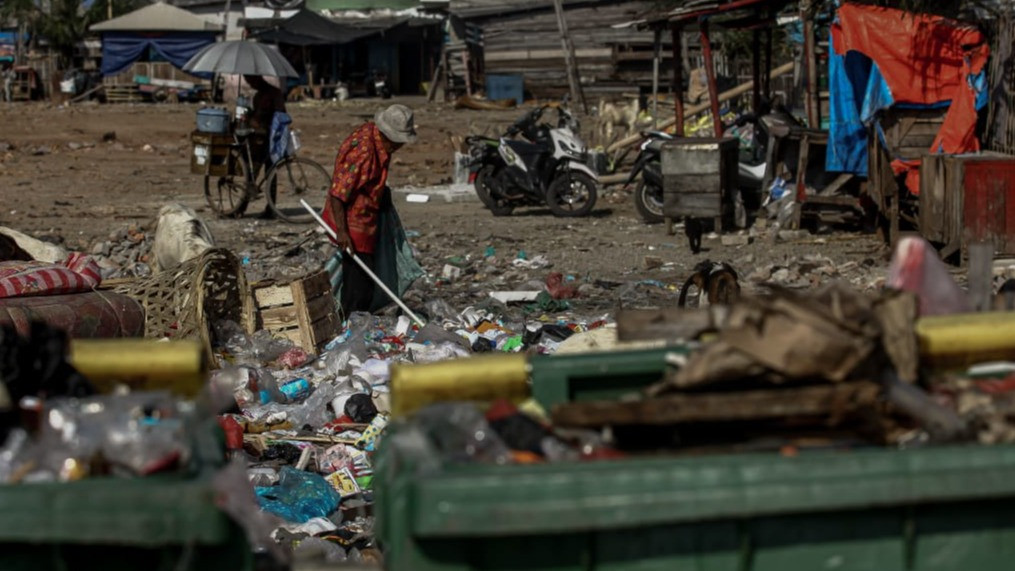 Berita Foto: Gunungan Sampah Dibiarkan, Warga Kalibaru Hirup Bau Menyengat Tiap Hari