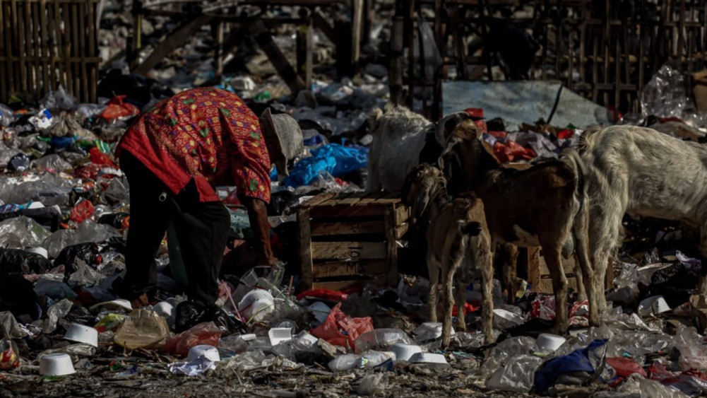 Berita Foto: Gunungan Sampah Dibiarkan, Warga Kalibaru Hirup Bau Menyengat Tiap Hari
