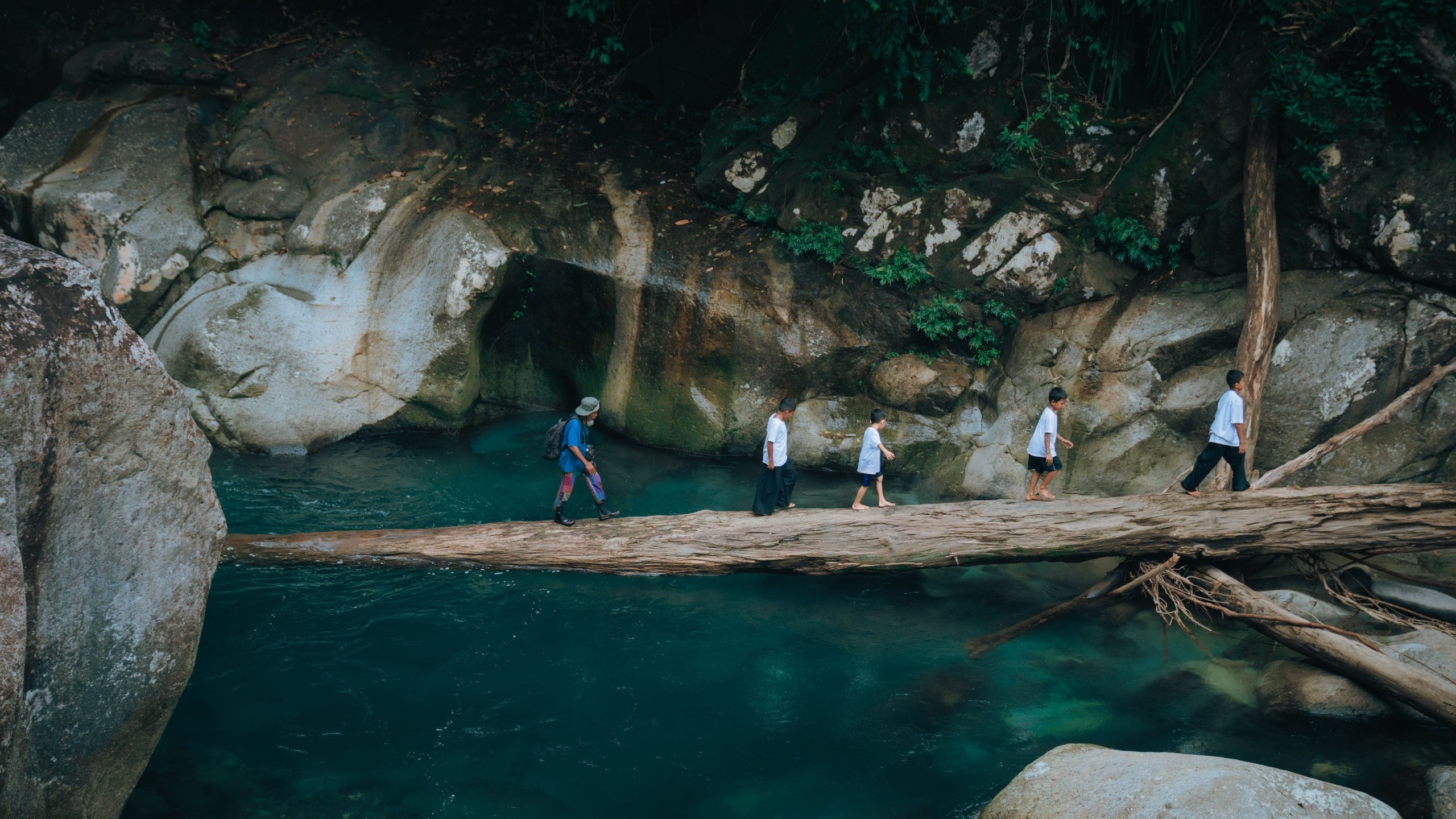 Aktivitas trekking di kawasan Desa Sejahtera Astra Nyarai yang menawarkan potensi wisata alam berupa lubuk dan kolam alami di kawasan Bukit Barisan.
