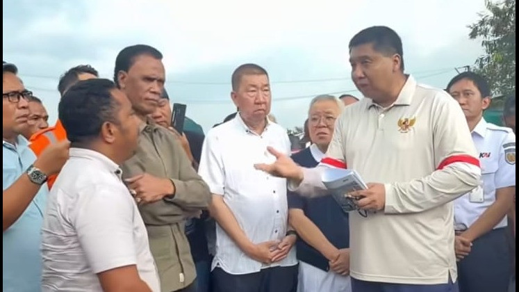 Ketum Ormas GRIB Jaya Hercules Geram, Tantang Maruarar Sirait dan KAI soal Sengketa Lahan di Tanah Abang Milik Negara
            - galeri foto