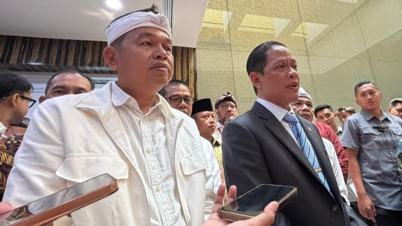 Menteri Lingkungan Hidup Hanif Faisol Nurofiq (kanan) dan Gubernur Jawa Barat Dedi Mulyadi menjawab pertanyaan wartawan usai penandatangan PKS PSEL Bandung Raya dan Bogor-Depok di Kantor KLH, Jakarta, Selasa (7/4).