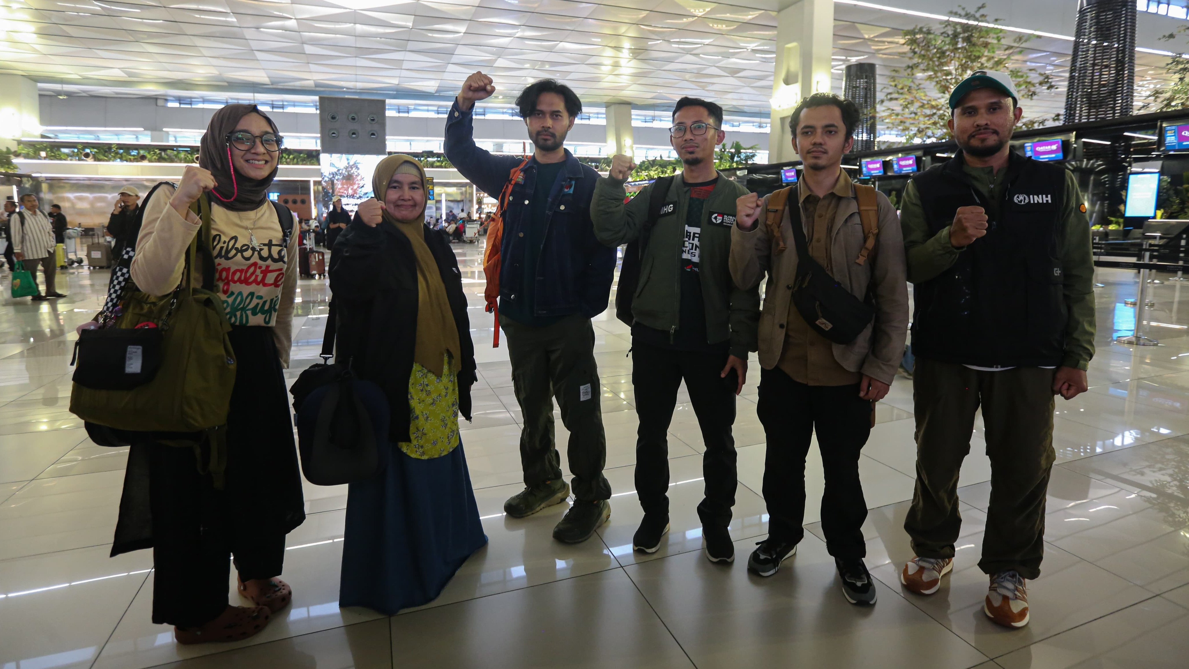 6 Orang Aktivis Indonesia berangkat menuju misi pelayaran akbar Global Sumud Flotilla (GSF) 2.0, Terminal 3 Bandara Soekarno-Hatta, Tangerang, Banten, pada Rabu (8/4/2026).