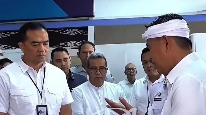Dedi Mulyadi Langsung Sidak Samsat Soetta Bandung, Beri Peringatan Petugas: Sederhana Pak!