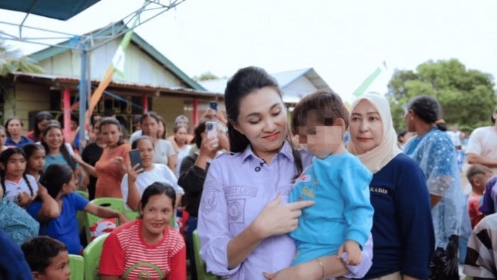 Gubernur Maluku Utara (Malut), Sherly Tjoanda Laos gendong anak stunting berusia 3 tahun di Halmahera Timur