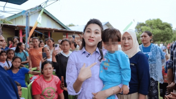 Gubernur Maluku Utara, Sherly Tjoanda Laos gendong anak stunting berusia 3 tahun di Halmahera Timur