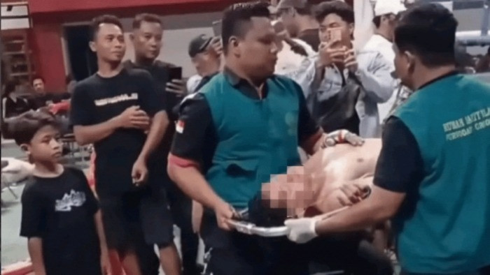 Ahmad Husein Pati dipasang selang oksigen hingga ditandu keluar saat kalah tinju