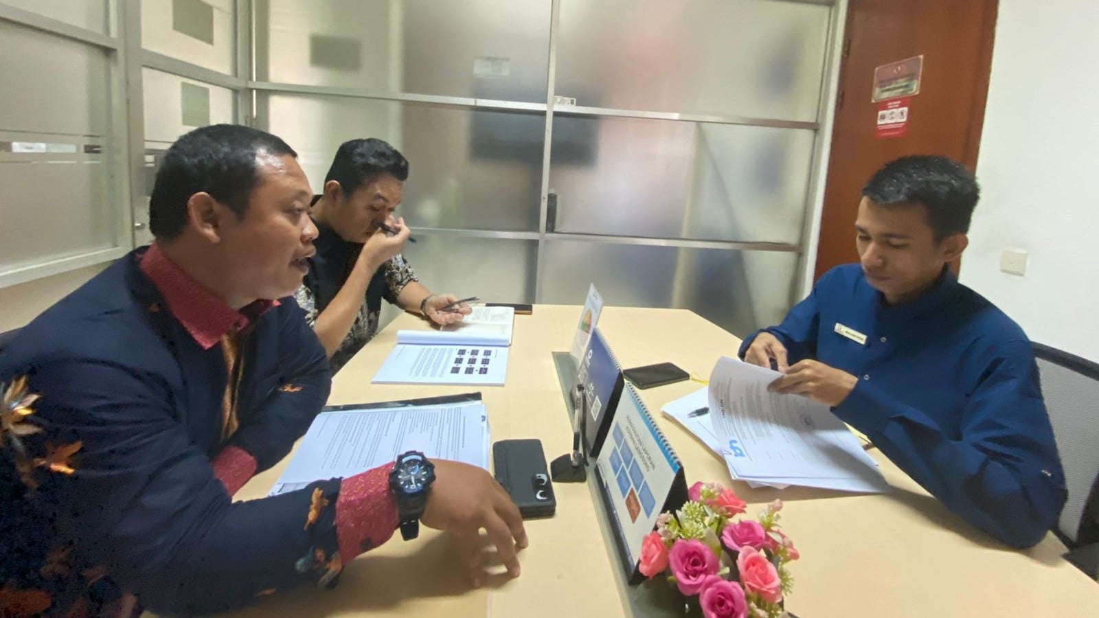 Komite SMK IDN Bogor menyerahkan bukti tambahan menyikapi dugaan maladministrasi SK Gubernur Jabar, Dedi Mulyadi (KDM) di kantor Ombudsman Jawa Barat