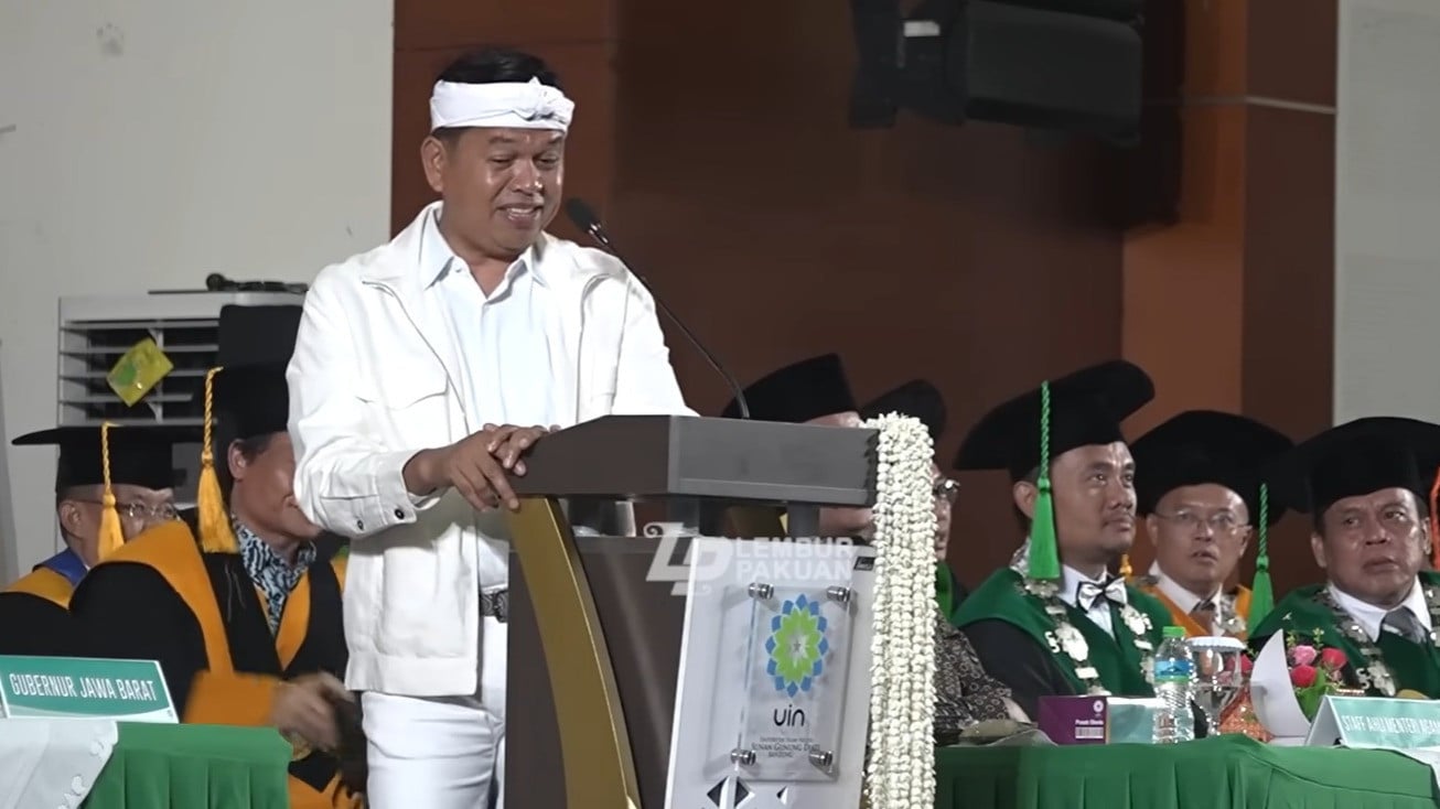 Gubernur Jabar, Dedi Mulyadi (KDM) saat berpidato di acara ulang tahun UIN Bandung