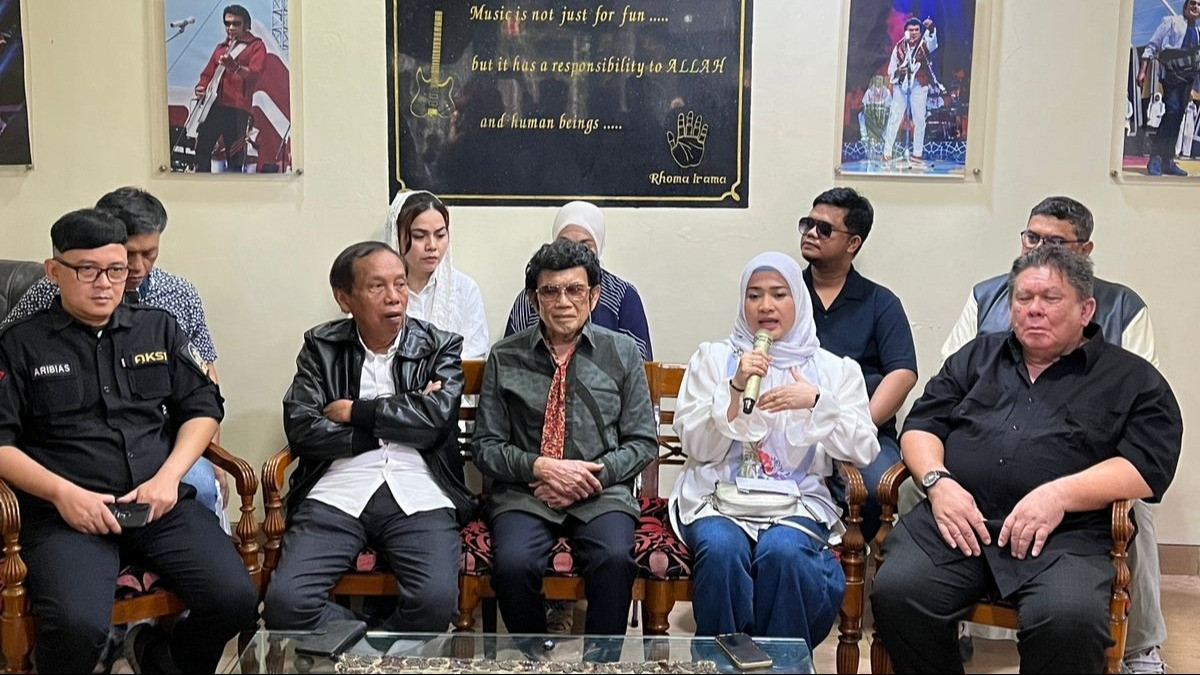 Rhoma Irama (tengah) dan Ikke Nurjanah (depan dua dari kanan) bersama sejumlah asosiasi mempertanyakan transparansi distribusi royalti Lembaga Manajemen Kolektif Nasional (LMKN).