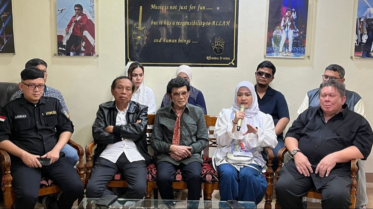 Rhoma Irama (tengah) dan Ikke Nurjanah (depan dua dari kanan) bersama sejumlah asosiasi mempertanyakan transparansi distribusi royalti Lembaga Manajemen Kolektif Nasional (LMKN).