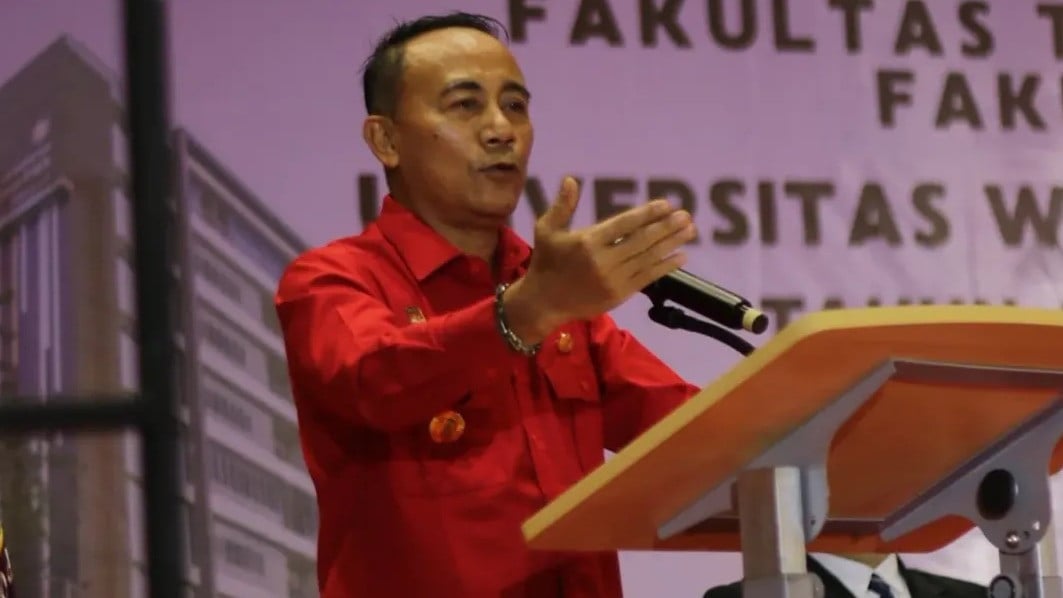 Profil Krisantus Kurniawan, Wagub Kalbar yang Siap Cium Lutut Dedi Mulyadi jika Bisa Bangun Jalan dari APBD Rp6 T
            - galeri foto