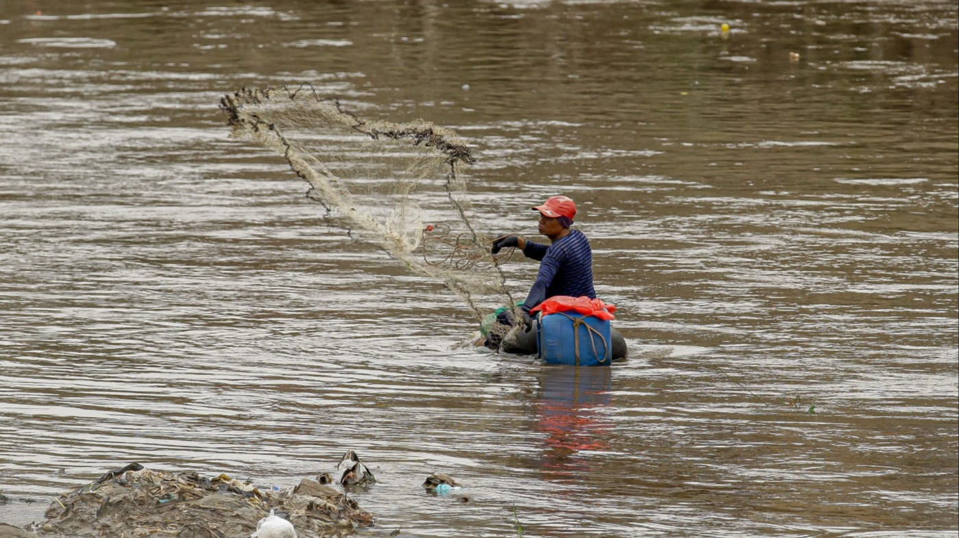 Berita Foto: Warga Tangkap Ikan Sapu-Sapu, Potensi dan Risiko Jadi Sorotan