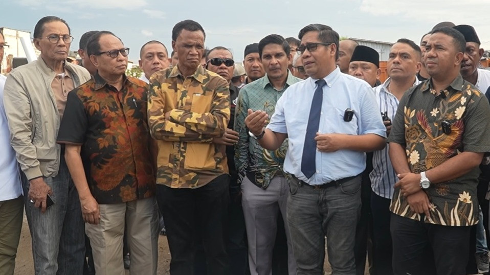 Hercules Rosario Marshal (kemeja kuning) bersama tim hukum ormas GRIB Jaya di lokasi sengketa lahan PT KAI di Tanah Abang