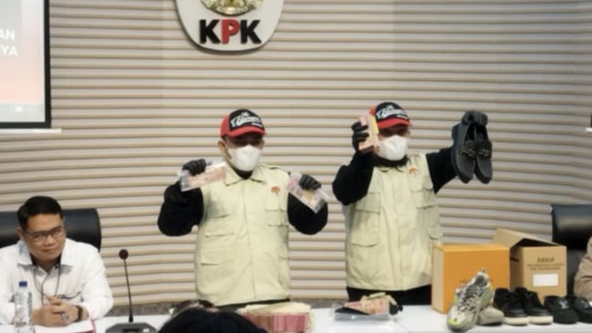 Sepatu Louis Vuitton Bupati Tulungagung Disita KPK