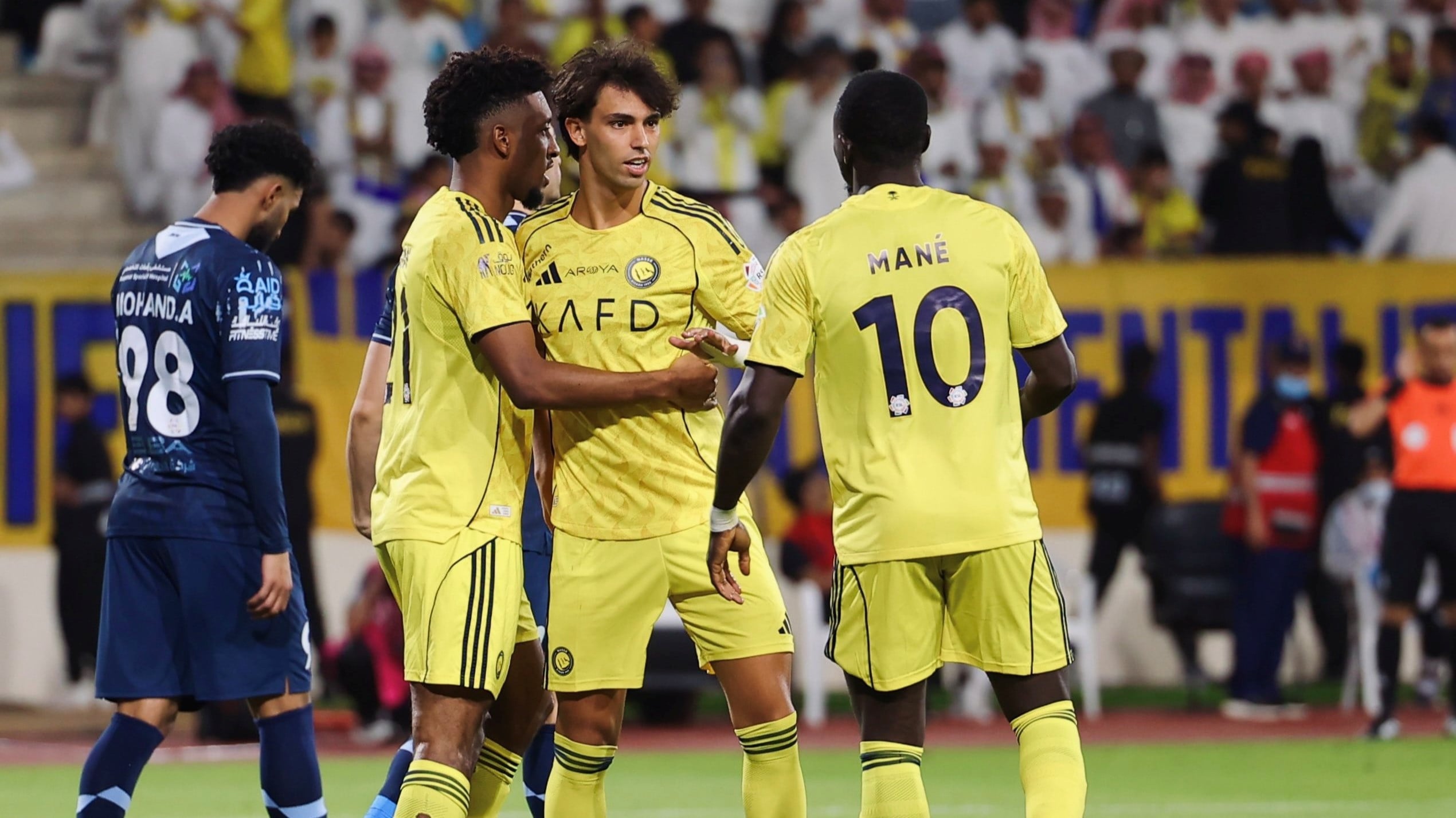 Joao Felix (tengah) setelah mencetak gol kedua untuk Al Nassr dalam laga tandang melawan Al Okhdood, Minggu (12/4/2026)