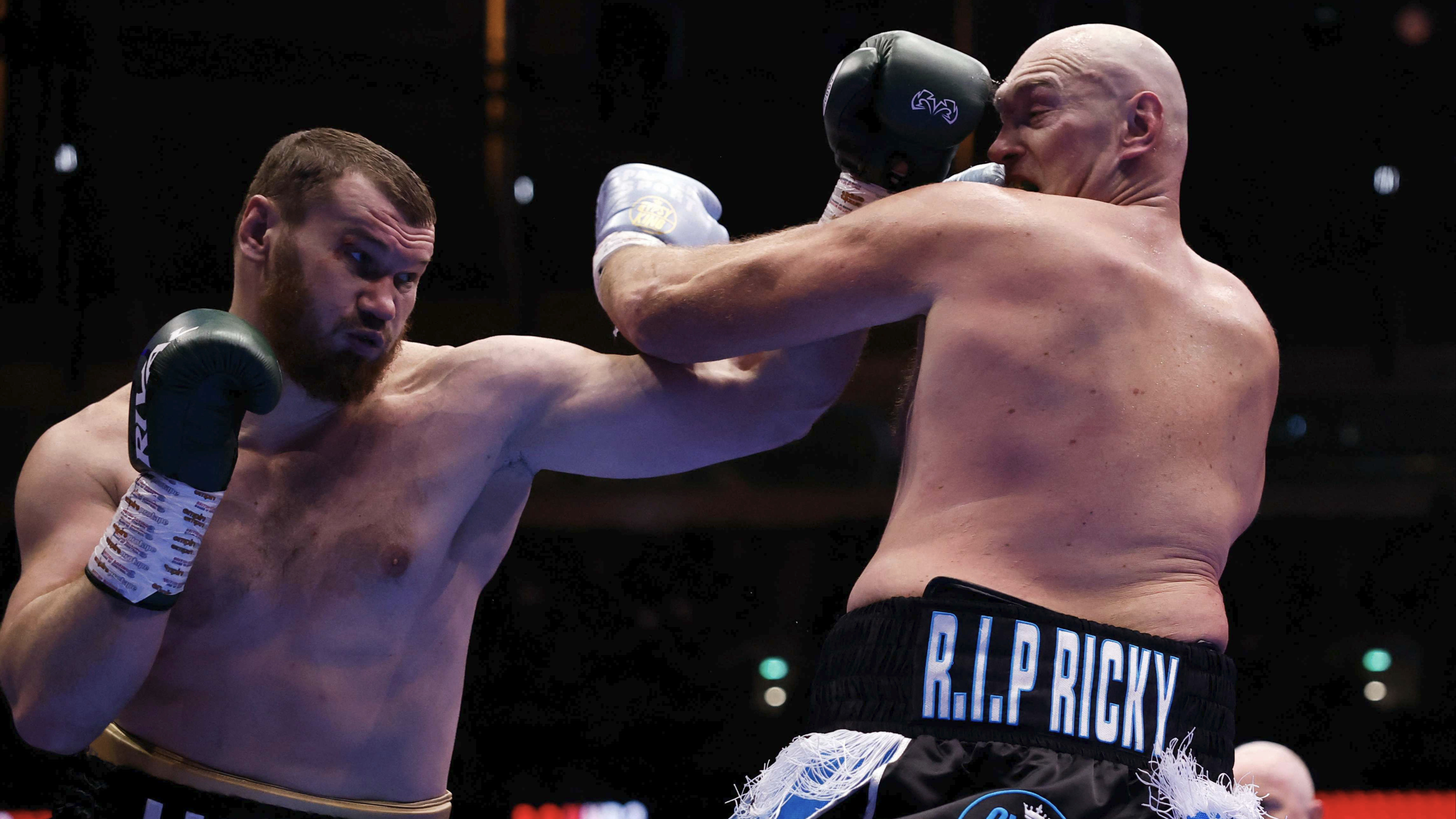 Arslanbek Makhmudov saat melawan Tyson Fury di duel tinju kelas berat.