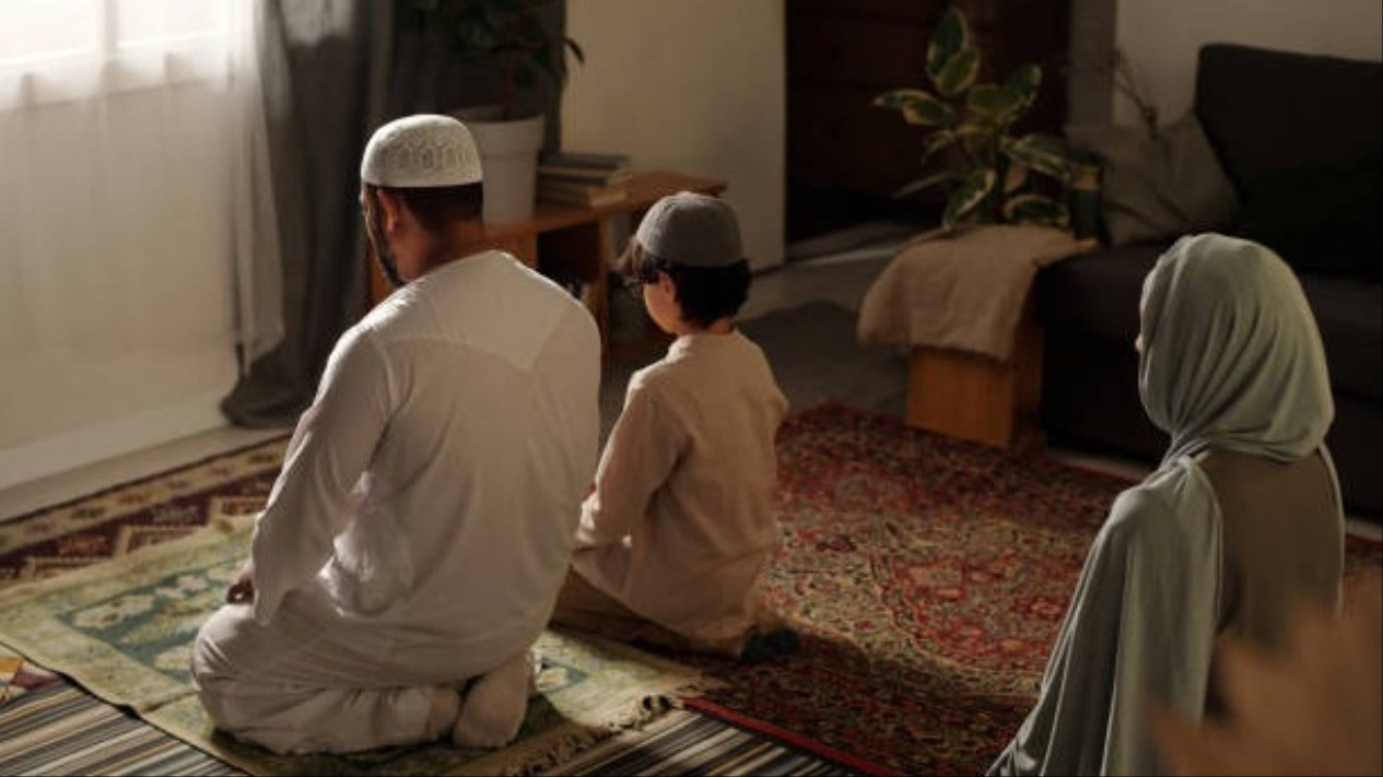 Bangun Kebiasaan Baik di Rumah, Shalat Dhuha Berjamaah sama Istri dan Anak, Apakah Boleh?