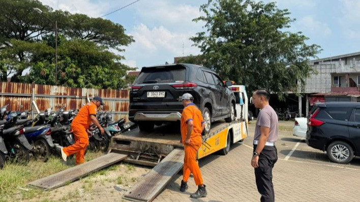 Aparat Polres Karawang mengamankan mobil penabrak sepeda motor yang sempat viral di medsos, pada Sabtu (11/4/2026).