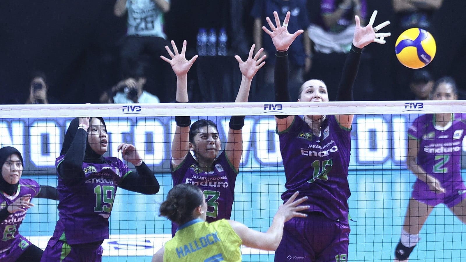 Pemain asing Jakarta Electric PLN, Kara Bajema (kuning) melawan para pemain Jakarta Pertamina Enduro di final four Proliga 2026.