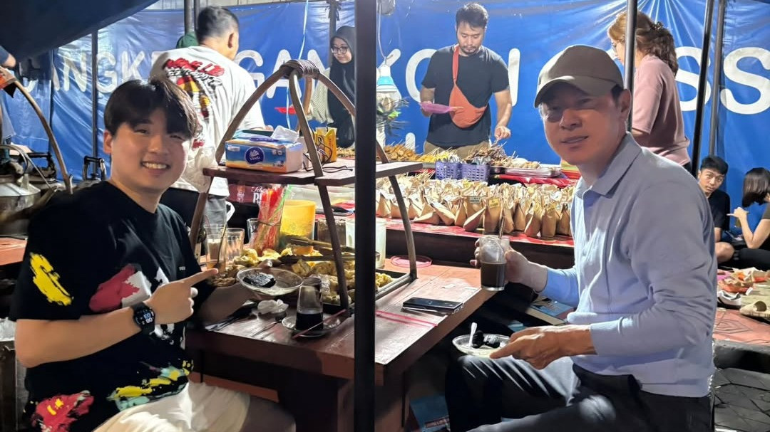 Mantan pelatih Timnas Indonesia Shin Tae-yong dan Jeje lagi di kopi joss Yogyakarta