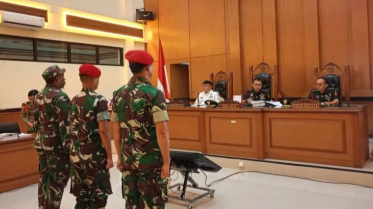 Tiga terdakwa prajurit TNI AD dalam sidang perdana kasus dugaan penculikan dan pembunuhan kepala cabang bank BRI di Pengadilan Militer II-08 Jakarta, Cakung, Jakarta Timur, Senin (6/4/2026).