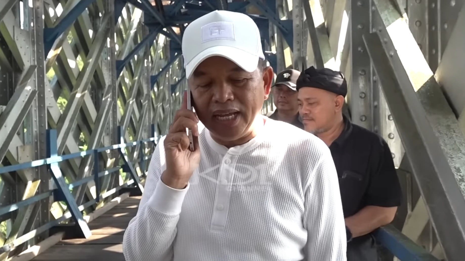 Dedi Mulyadi di Jembatan Cirahong