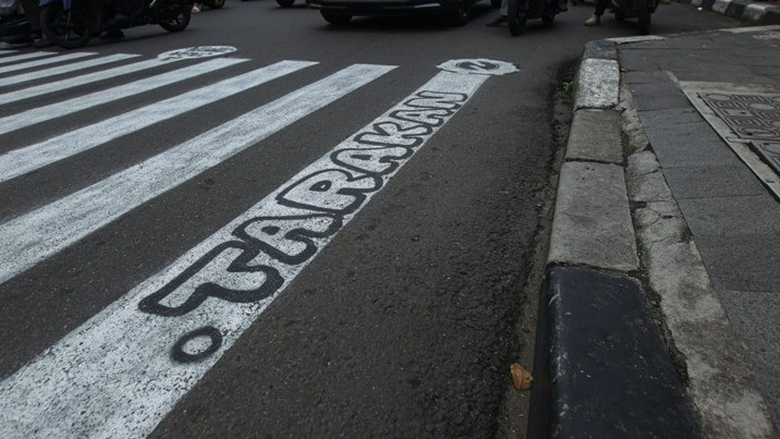 Warga Inisiatif Perbarui Zebra Cross Memudar di Cideng, Tuai Pujian 1