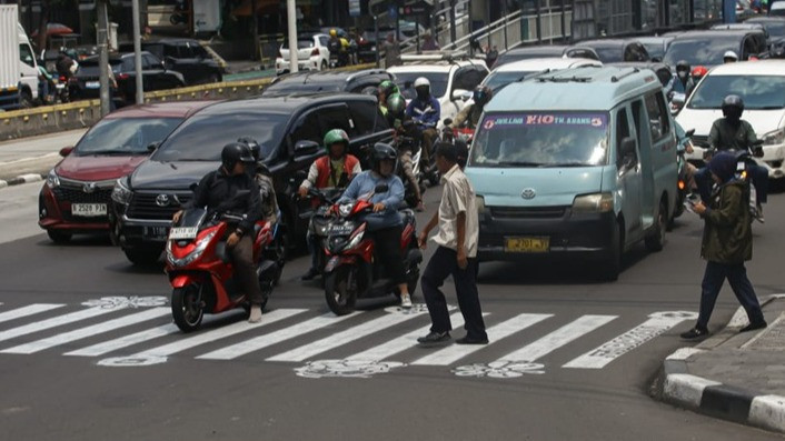 Warga Inisiatif Perbarui Zebra Cross Memudar di Cideng, Tuai Pujian 1