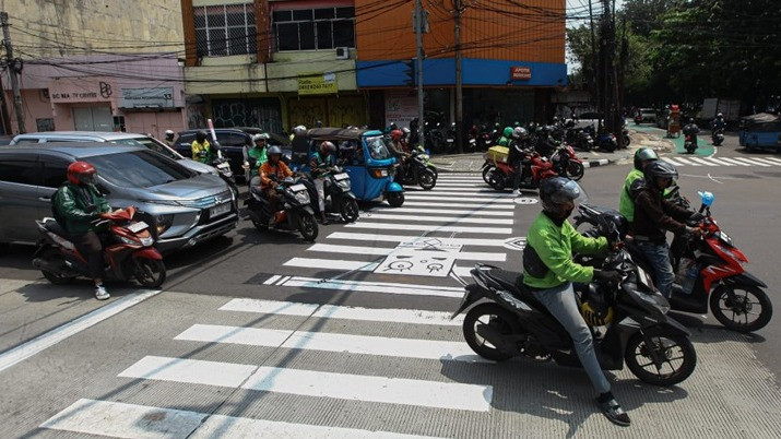 Warga Inisiatif Perbarui Zebra Cross Memudar di Cideng, Tuai Pujian 1