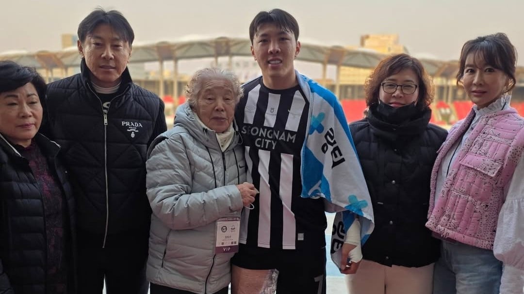 Mantan pelatih Timnas Indonesia Shin Tae-yong bersama keluarganya