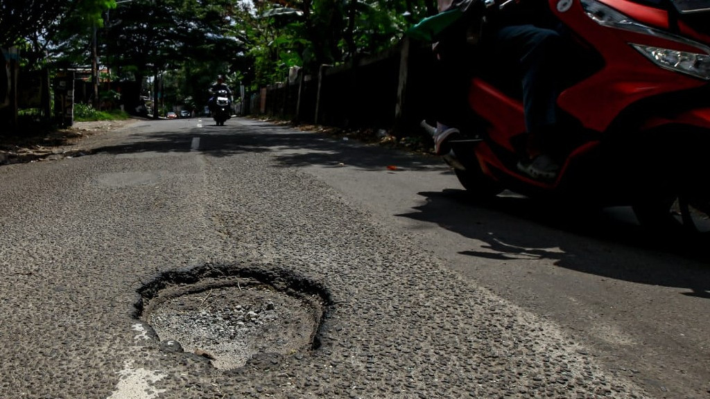 Berita Foto: Setahun Dibiarkan, Jalan Raya Anugerah Bekasi Ancaman Nyata Bagi Pengendara