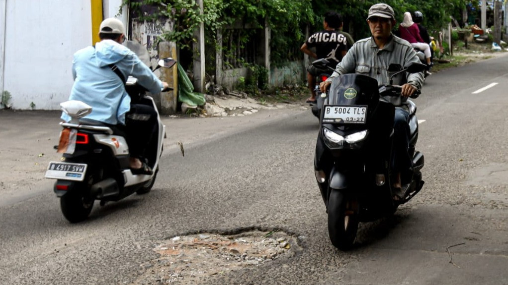 Berita Foto: Setahun Dibiarkan, Jalan Raya Anugerah Bekasi Ancaman Nyata Bagi Pengendara
