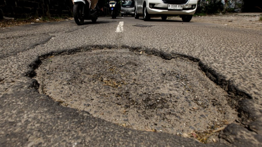 Berita Foto: Setahun Dibiarkan, Jalan Raya Anugerah Bekasi Ancaman Nyata Bagi Pengendara