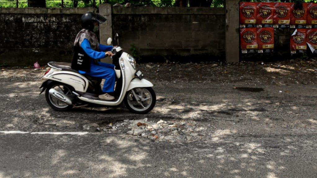 Berita Foto: Setahun Dibiarkan, Jalan Raya Anugerah Bekasi Ancaman Nyata Bagi Pengendara