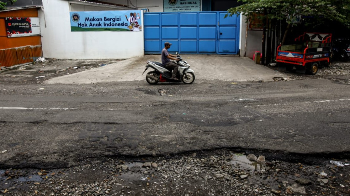 Berita Foto: Setahun Dibiarkan, Jalan Raya Anugerah Bekasi Ancaman Nyata Bagi Pengendara
            - galeri foto