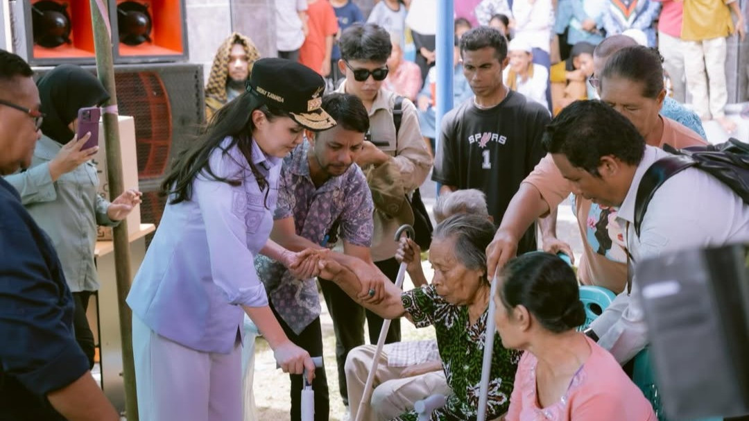 Gubernur Malut Sherly Tjoanda menolong seorang nenek