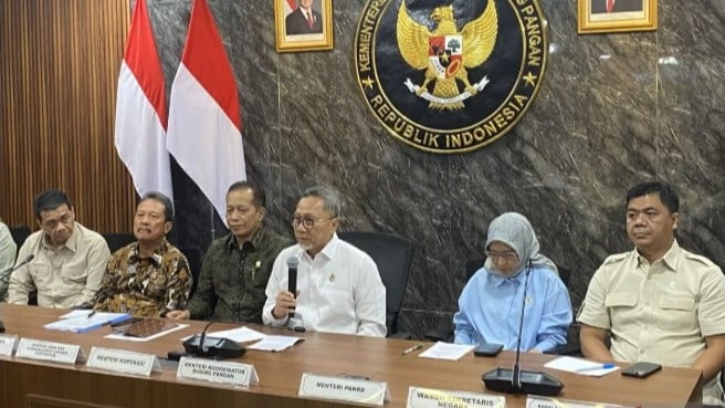 Menteri Koordinator Bidang Pangan sekaligus Ketua Satgas Pembentukan Kopdes Merah Putih Zulkifli Hasan  dalam jumpa pers di Jakarta, Rabu (15/4/2026)