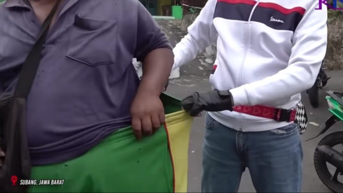 Dedi Mulyadi melihat baju dan celana Opik