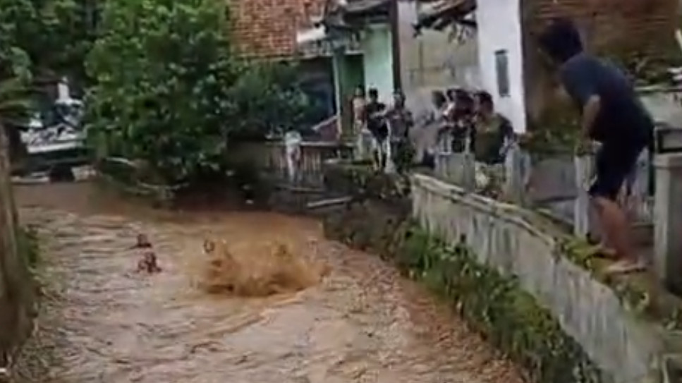Detik-detik sejumlah warga hanyut di Sungai Cibanjaran, Kecamatan Banjaran, Kabupaten Bandung, pada Rabu (15/4/2026).