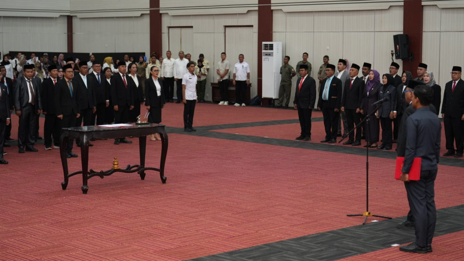 Sekda Provinsi Malut, Samsuddin mewakilkan Gubernur Maluku Utara (Malut), Sherly Tjoanda Laos saat pelantikan puluhan pejabat baru