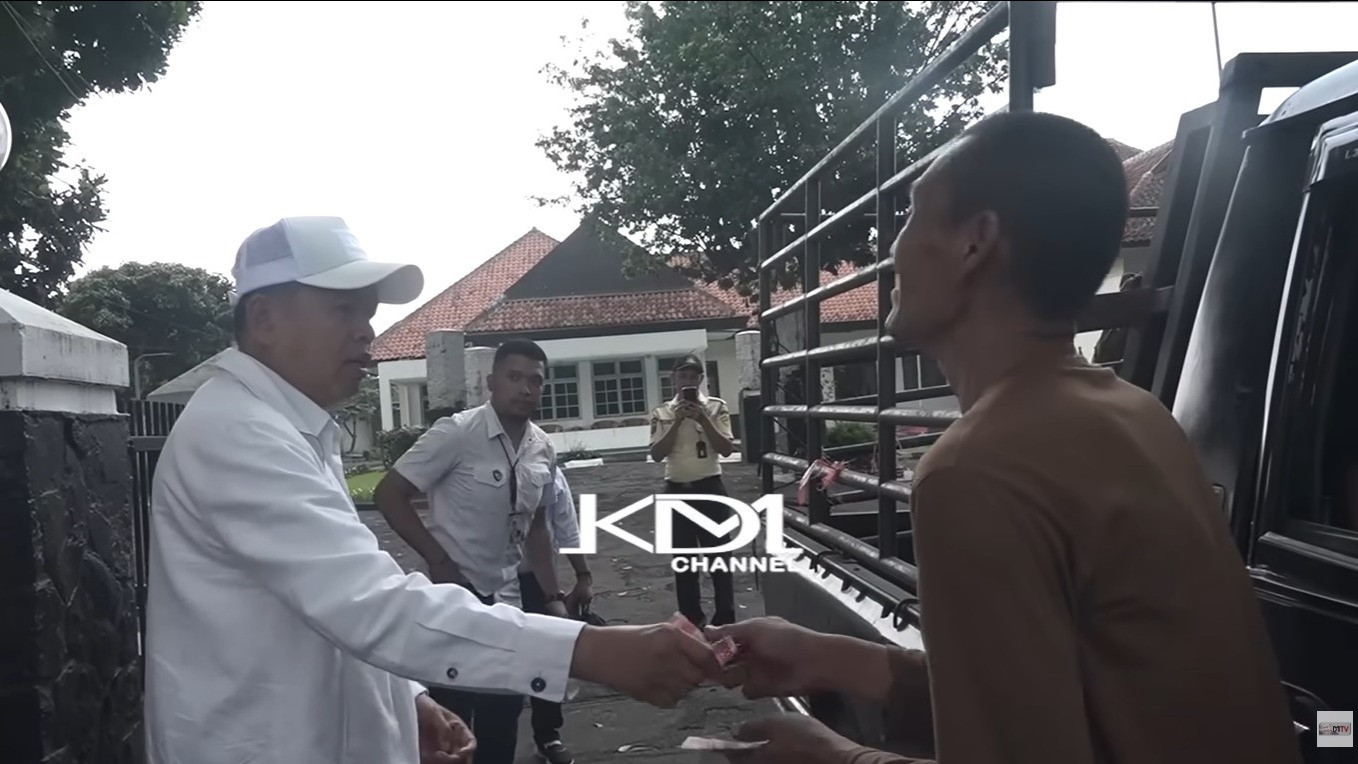 Dedi Mulyadi beri bantuan pada tukang parkir