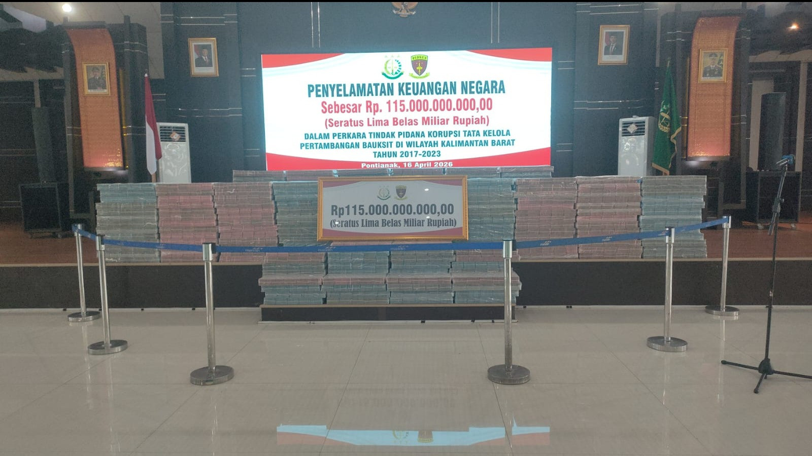 Barang bukti uang pecahan Rp 100 ribu dan Rp 50 ribu dengan total nnilai sebesar Rp 115 Miliar.