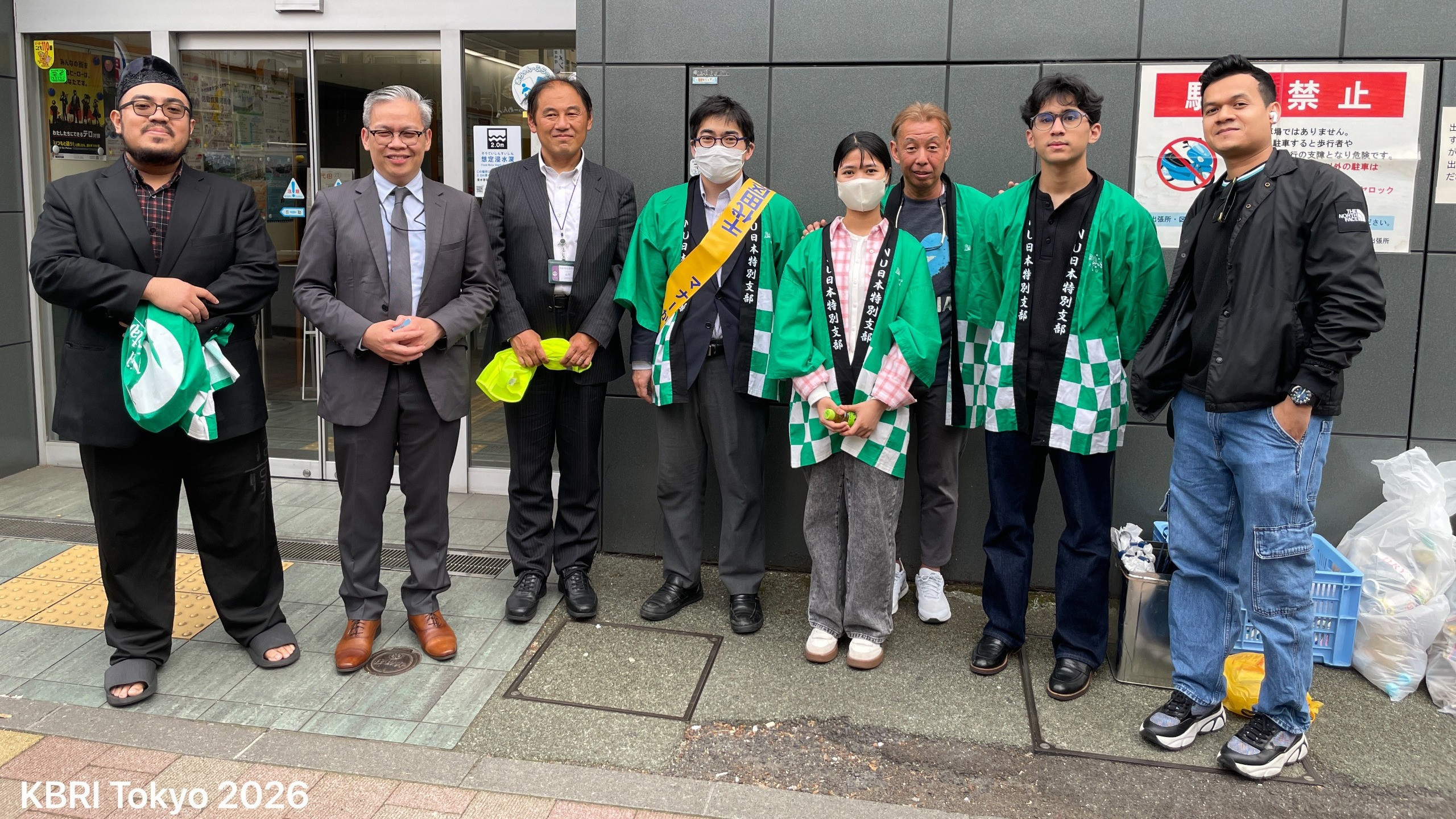 Upaya memperkuat hubungan harmonis dengan masyarakat setempat terus dilakukan oleh WNI di Jepang. Salah satunya dengan kegiatan Kerja Bakti Bersih Lingkungan Jamaah Masjid Nusantara Akihabara