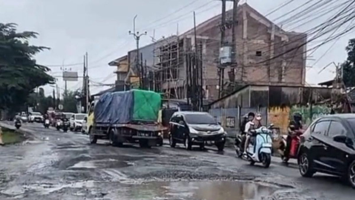 Demi Capai Infrastruktur 100 Persen, Gubernur Jabar Dedi Mulyadi Langsung Pantau Perbaikan Jalan Raya Cibarusah
            - galeri foto