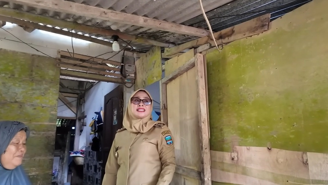 Bupati Pangandaran, Citra Pitriyami mengunjungi rumah reyot warganya, Mila Septian