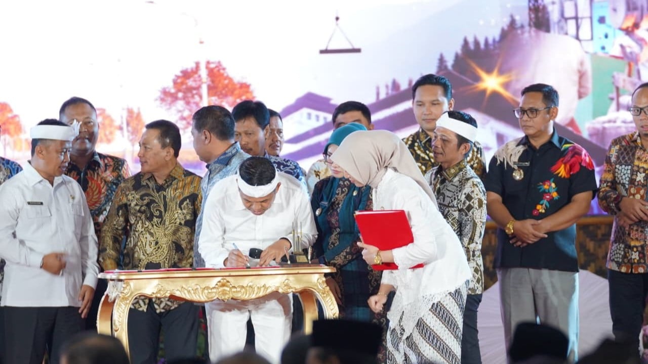 Gubernur Jabar, Dedi Mulyadi (KDM) menandatangani berita acara perjanjian kerja sama sinergi pembiayaan kesehatan dalam forum Musrenbang Jawa Barat di Gedung Pakuan Bandung