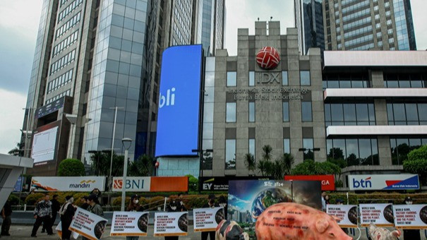 Organisasi Act for Farmed Animals (AFFA) bersama koalisi Stop Financing Factory Farming (S3F) gelar aksi di kawasan Jalan Jenderal Sudirman, Jakarta, Jumat (17/4).