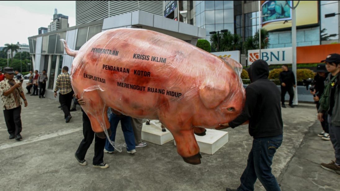 Organisasi Act for Farmed Animals (AFFA) bersama koalisi Stop Financing Factory Farming (S3F) gelar aksi di kawasan Jalan Jenderal Sudirman, Jakarta, Jumat (17/4).