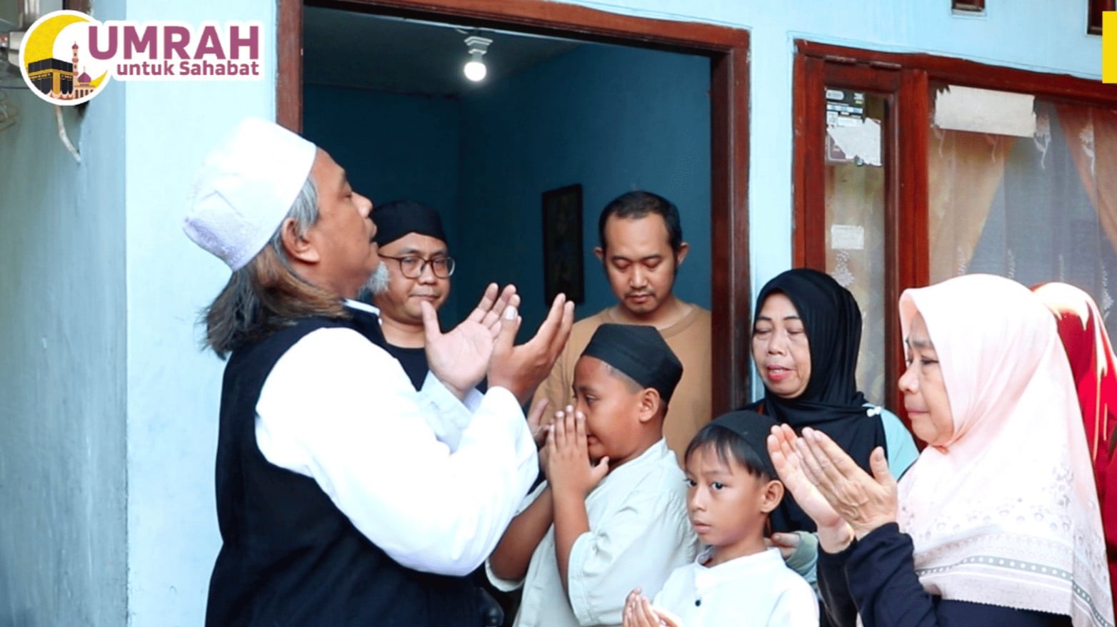 Pemenang program UMRAH Untuk Sahabat yang digelar Adira Finance.