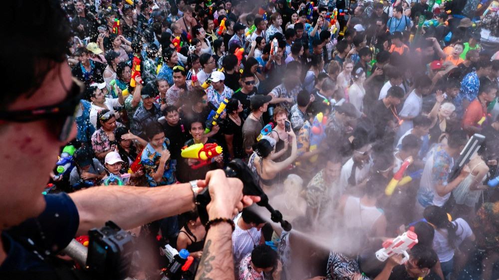 Potret pengunjung bermain air di tengah perayaan Festival Songkran Thailand 2026